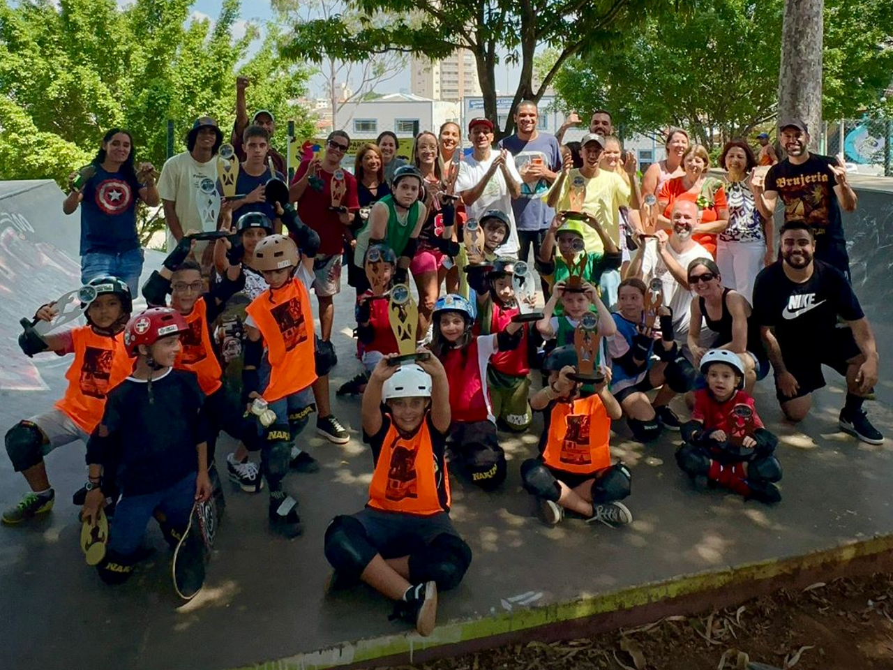 Die Lehrer und Kinder von dem Projekt Vila Prudente Skate Park feiern