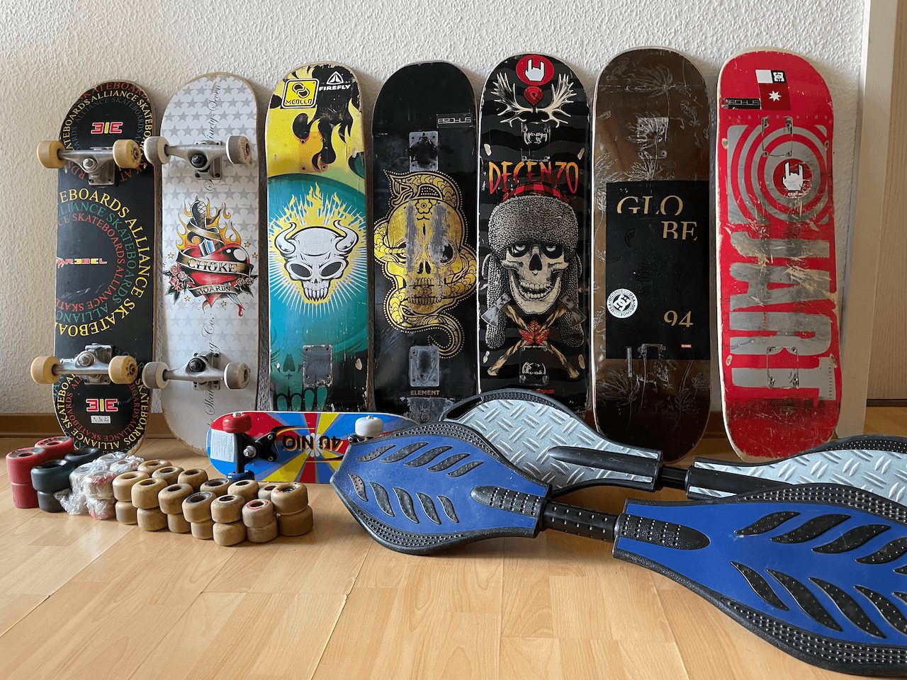 Gesammelte Skateboardteile für die Aktion 2021