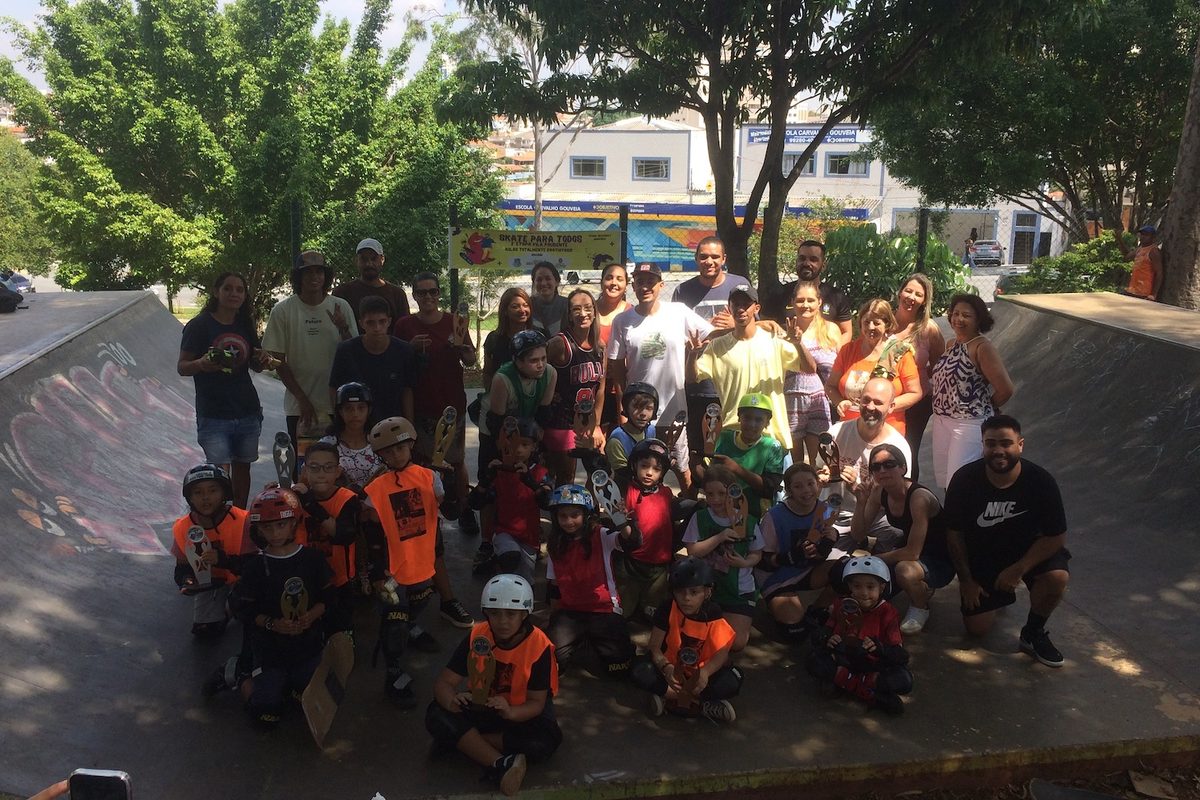 Kinder und Jugendliche mit ihren Pokalen bei einem Skateboard-Projekt in Brasilien