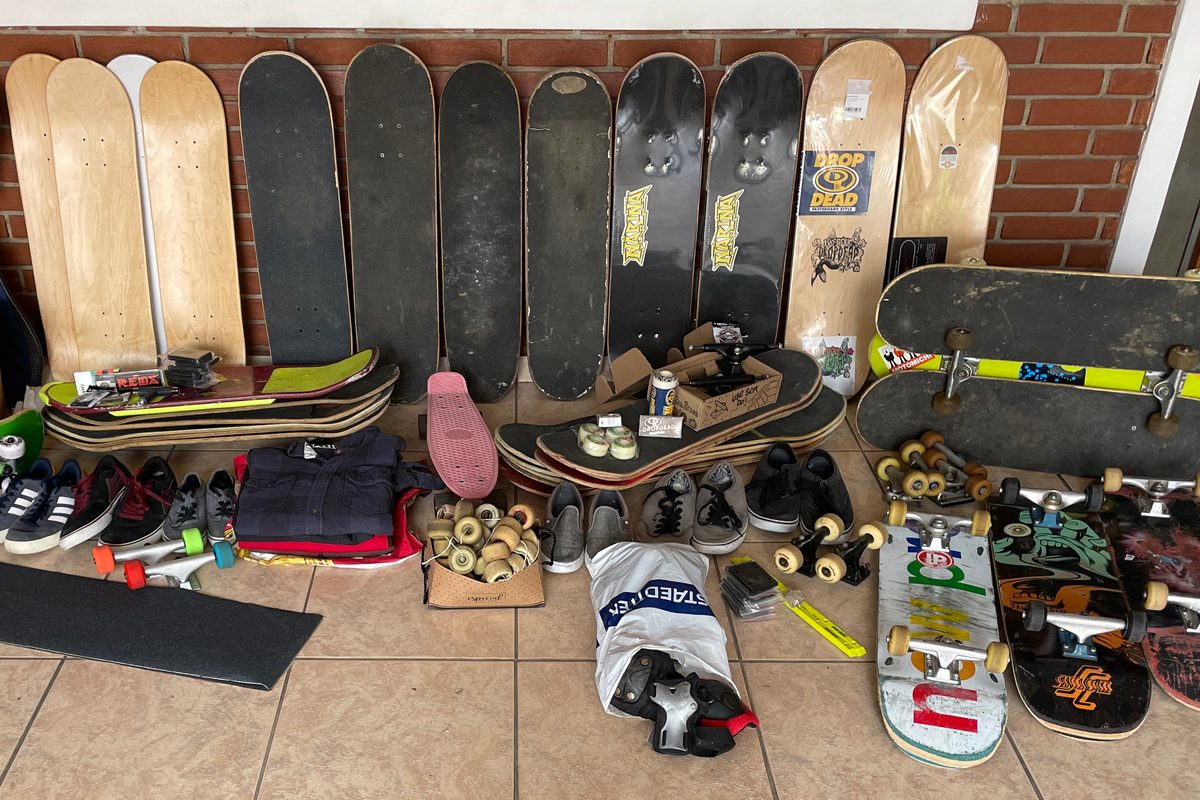 Gesammelte Skateboards, Protektoren und Zubehör, bereit für den Versand nach Brasilien